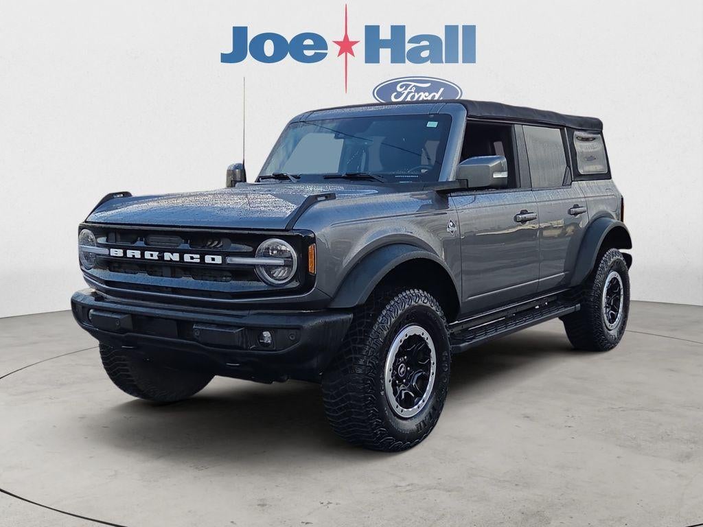 2022 Ford Bronco Outer Banks in Gray — front three-quarter view